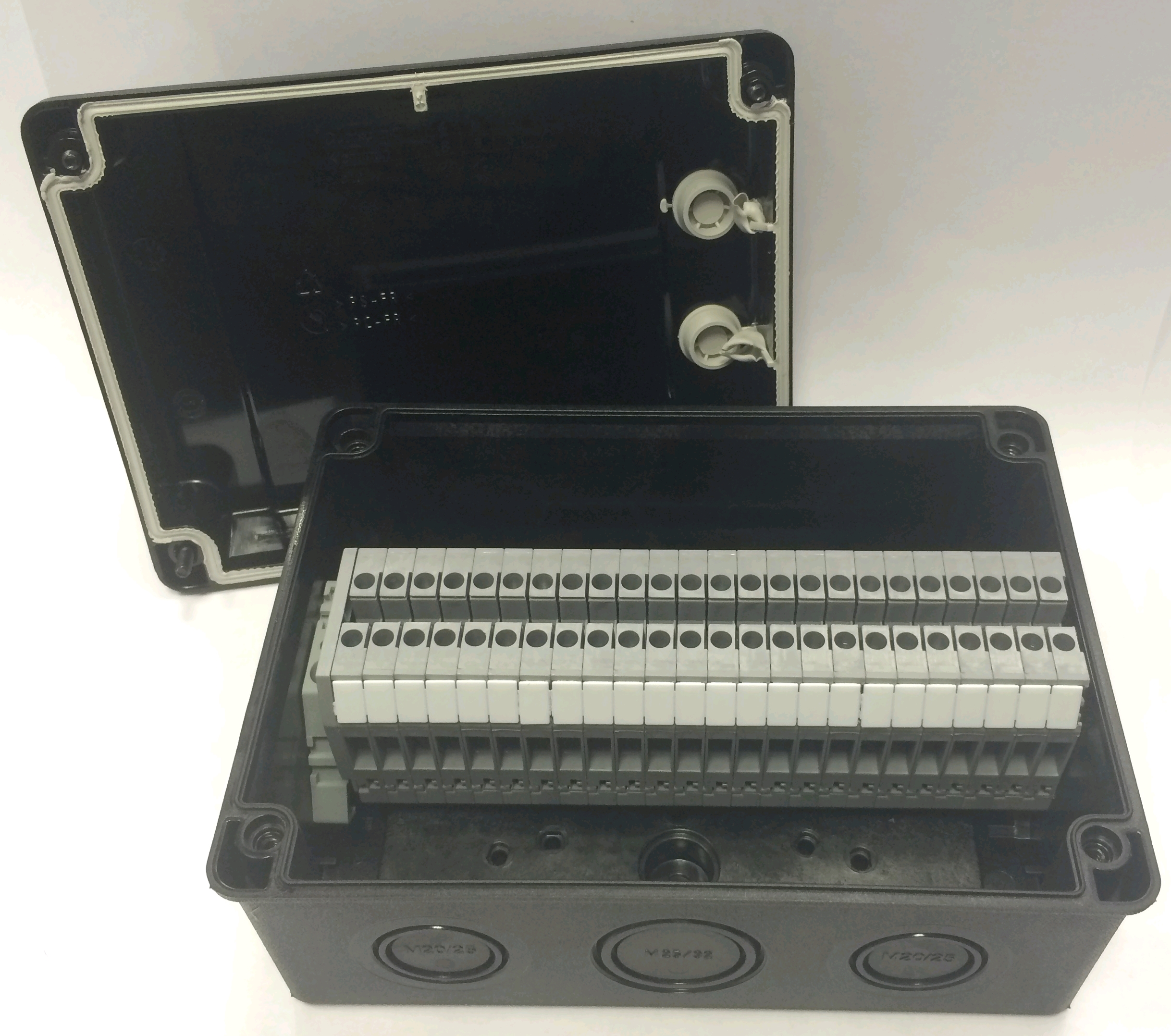 KD 5100/24 - Коробка ответвительная пустая, стойкая к УФ, IP 66/67, размер 125x167x82, цв. черный, материал поликарбонат, опрес. на 10 вводов  M20-M32